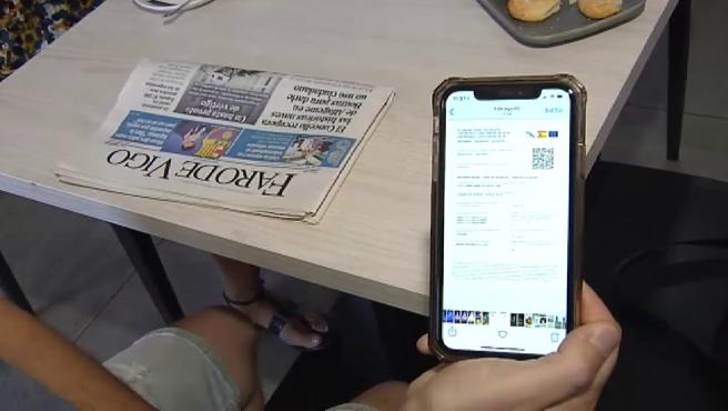 Que el certificado que acredita pauta de vacunación o pruebas negativas frente a la COVID sea el pasaporte al interior de bares, restaurante y ocio nocturno, es una medida que muchos territorios han intentado y que, de momento, solo Galicia ha conseguido implantar, con el aval del Tribunal de Justicia gallego. La última negativa ha sido del TSJ de Andalucía a la petición de la Junta que quería implantarlo en la Comunidad Autónoma. Los hosteleros responden de manera diversa a esta medida, desde el rechazo por considerarlo