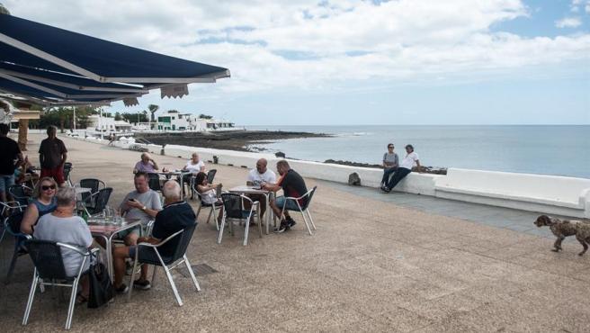 Una terraza junto al mar en Playa Honda, Lanzarote, en el primer día de la fase 1 de desescalada en Canarias.