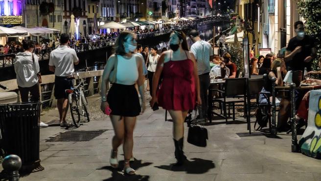 Terrazas de restaurantes abiertos en Milán, Italia.
