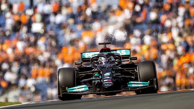 Lewis Hamilton, en el GP de Paises Bajos con los hinchas neerlandeses de fondo