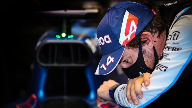 Fernando Alonso, en el box de Alpine