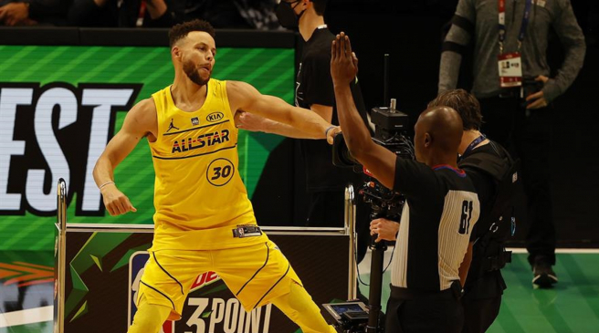 Stephen Curry celebra su actuación en el Concurso de Triples de la NBA.