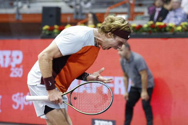 Rublev demostró su fuerte carácter cuando las cosas no salían como él deseaba en su partido ante Ivashka. / FOTOS DE ARNALDO GARCÍA